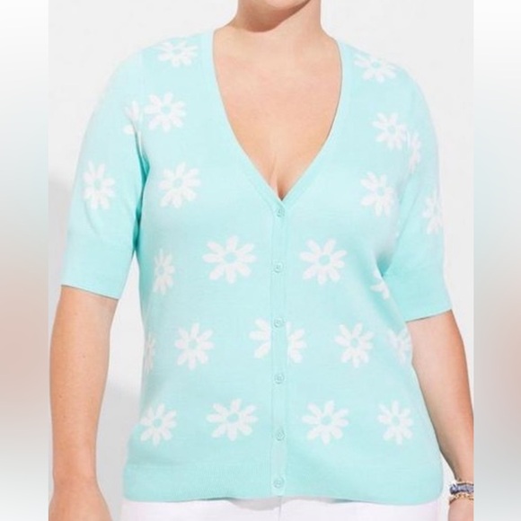 torrid Sweaters - Torrid Light Blue Daisy Floral Print V Neck Button Front Half Sleeve Cardigan 3x